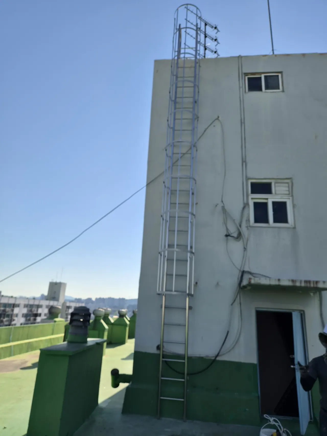 아파트 옥탑 출입구 옆 설치된 수직사다리 전체 모습
